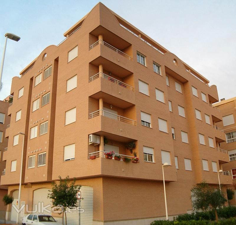 Edificio de viviendas, bajos comerciales y sótano garaje en Llíria (Valencia)