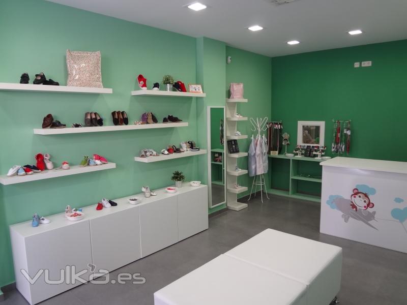 interior tienda con exposicin de calzado infantil