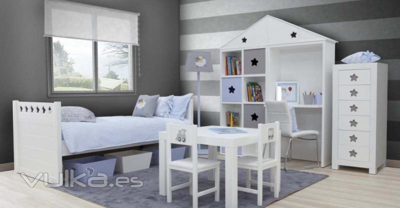 Ambiente azul con cama. Cama, estantera de pie, xifonier... de Babyroom