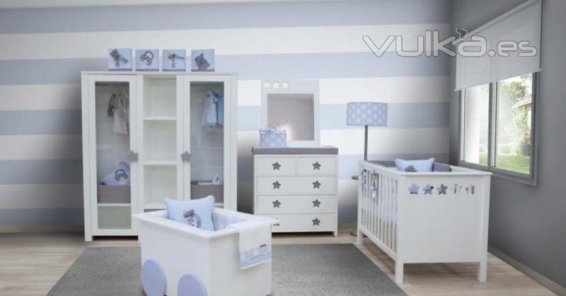 Ambiente azul con cuna. Cuna, Estantera, cmoda, mini cuna...De Babyroom