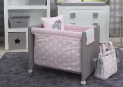 Mini cuna gris con textil fondo rosa de babyroom