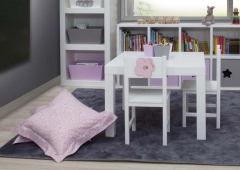 Mesa y sillas lacadas en blanco con adornos rosa. de babyroom.