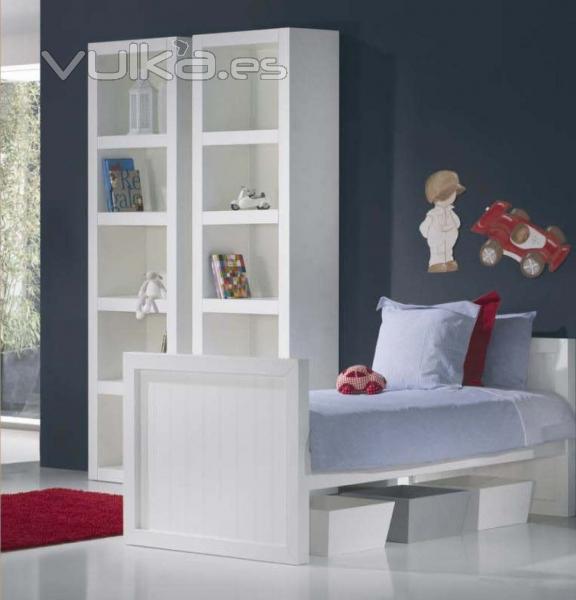 Ambiente piloto. Cama, estanteras de pie con huecos grandes... De Babyroom.