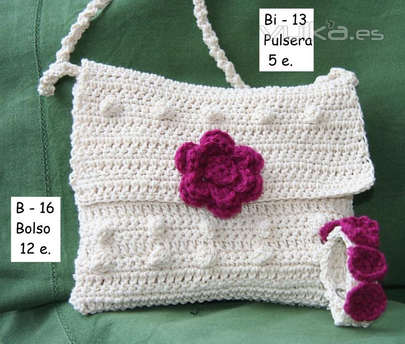 Pequeo bolso en bandolera de crochet en hilo de algodon, con pulsera a juego; Ideal para nias y jo