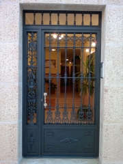 Pintura de puerta de entrada a comunidad de vecinos Arrayanes  - Linares