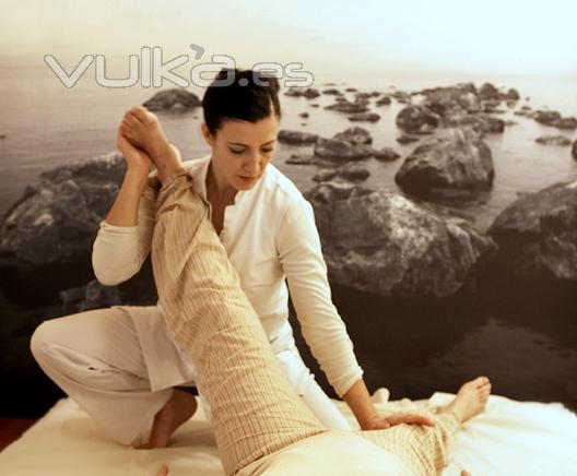 Shiatsu, mas movilizaciones articulares.