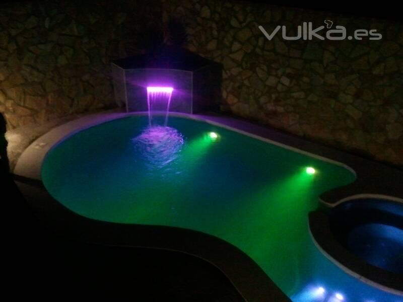 piscina con yacuzzi noche, focos led