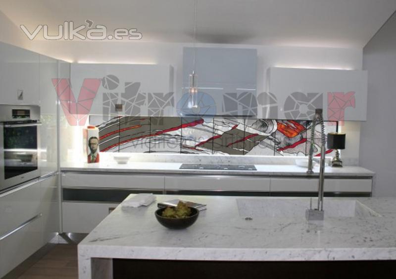 Impresionante vidriera abstracta para una cocina con suaves lineas que dan movimiento al diseo