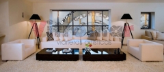 Ventanas con vidrieras de diseno abstracto para un comedor de estilo moderno