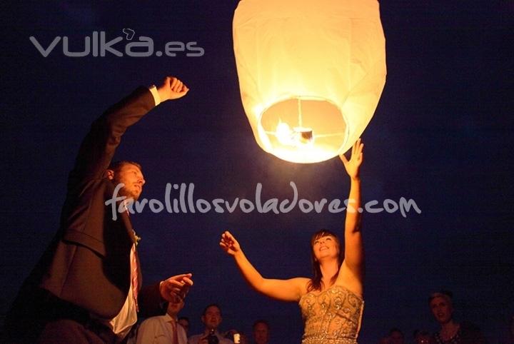 farolillos voladores biodegradables en blanco utilizado en boda