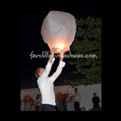 novio lanzando un farolillo de los deseos al cielo