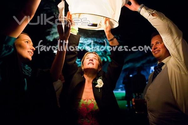 lanzamiento de farolillos de papel luminosos al cielo en boda