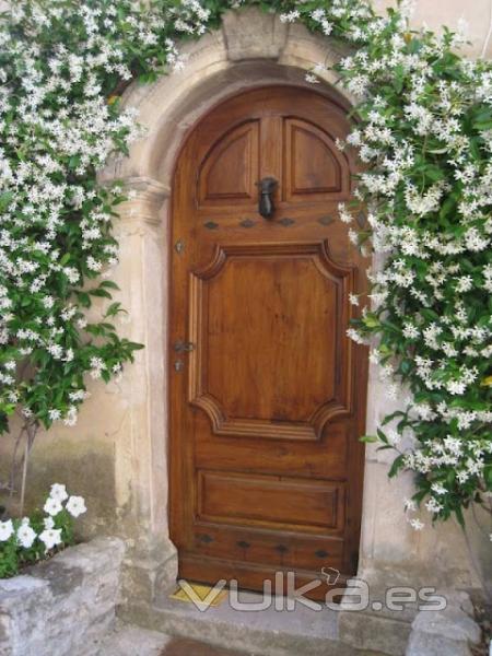 Puerta de entrada en castaño