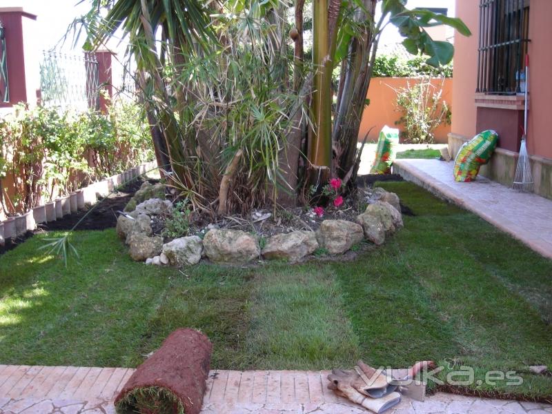 jardin mediterraneo con cesped en tepes