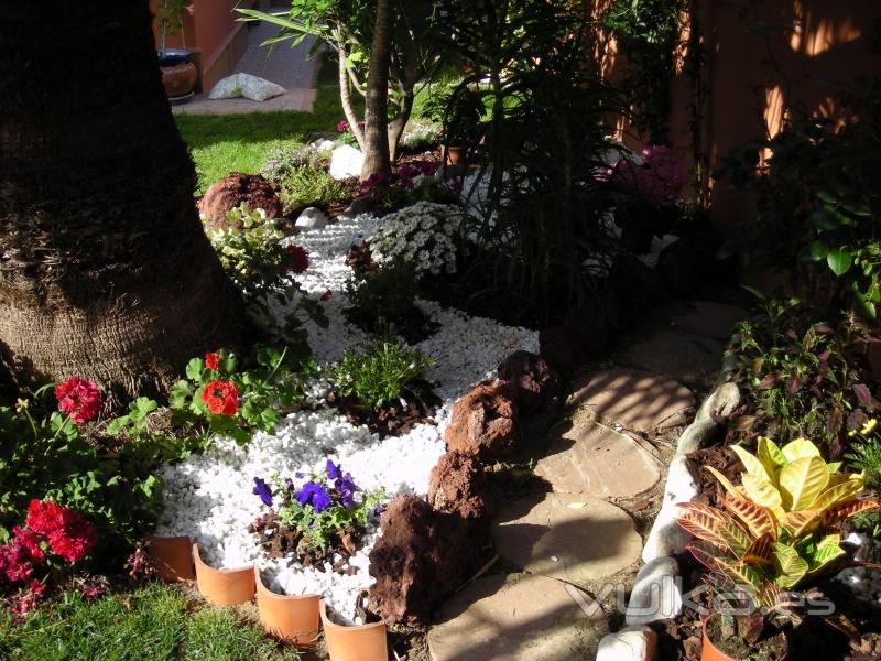 caminito en jardin con marmolina piedra corteza y plantas de temporada