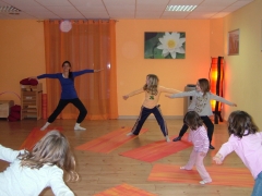 Clase de yoga con niños