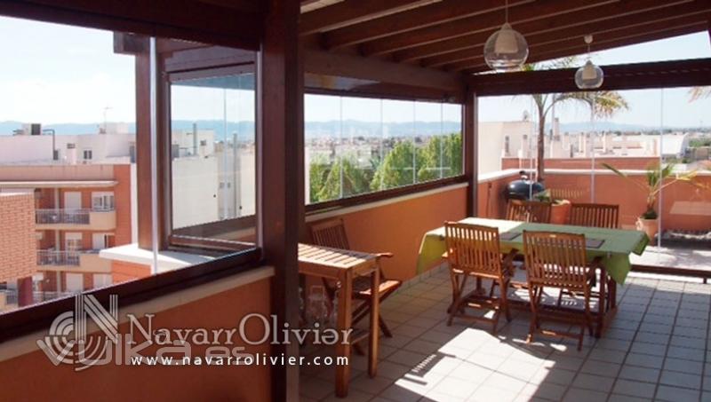 Terraza con cerramiento de madera y cristal lumon