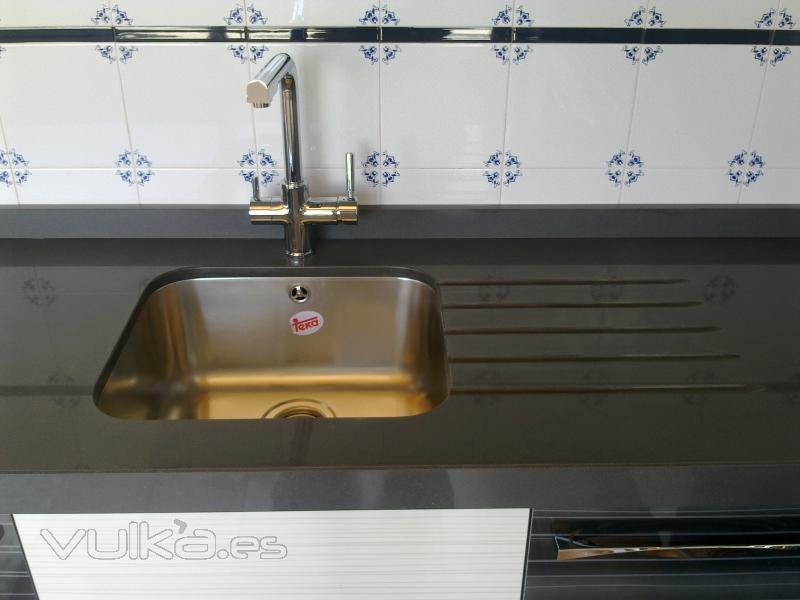 Fregadero bajo encimera con escurridero labrado en en la encimera de Silestone  