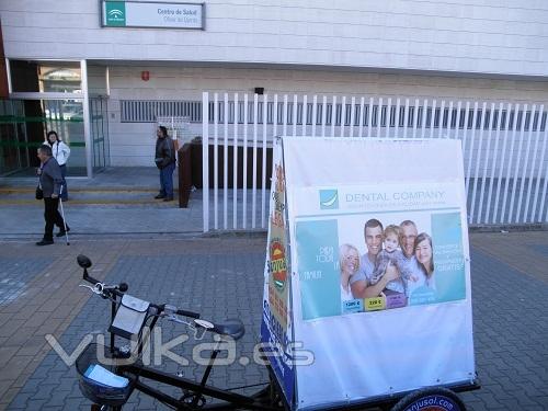 Triciclos_publicitarios_Grupo_Benjusol_con_Dental_Company_en_Sevilla