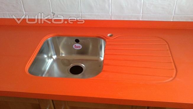 Detalle Fregadero grabado en Silestone Naranja Cool