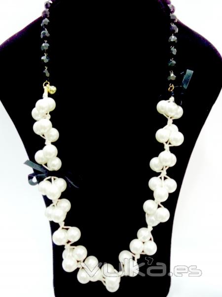 Collar perlas engarzado de forma diferente.