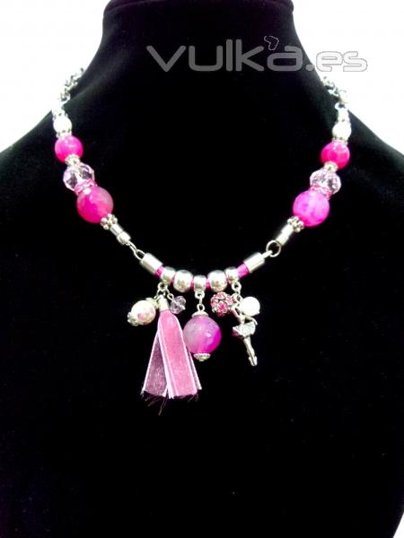 Collar con bolas rosas disponible en otros colores.