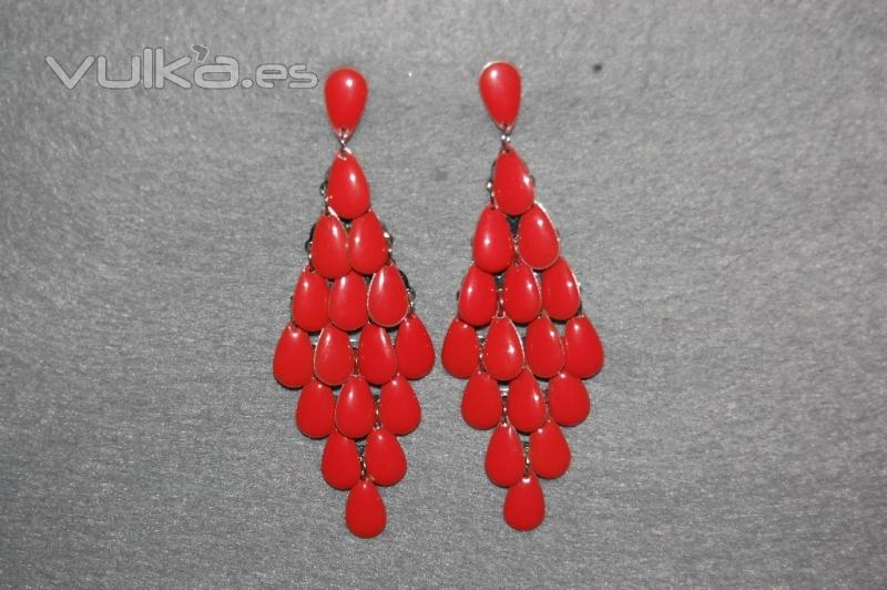 Pendientes, flores, peinas, pulseras y collares de flamenca.