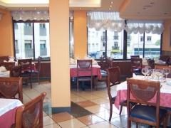 Coma tranquilamente mientras ve como sus hijos juegan en la plaza  restaurante don bustos salamanca
