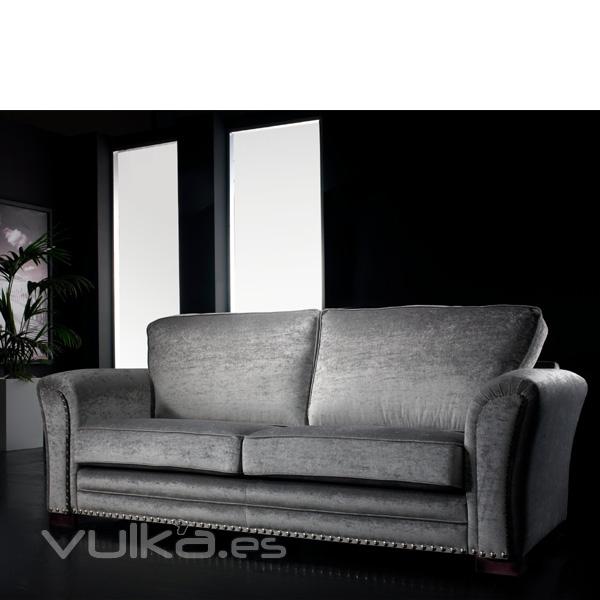 Sofa 3 plazas clasico tapizado en tela.