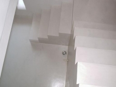Microcemento en escalera y pavimento continuo.