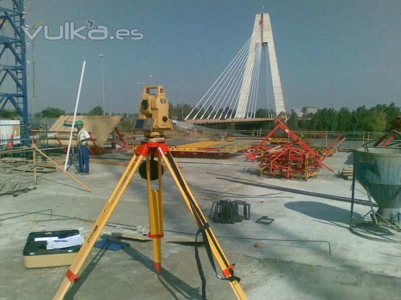 Estacion en obra Nueva Sede Caja Badajoz, al fondo Puente Real