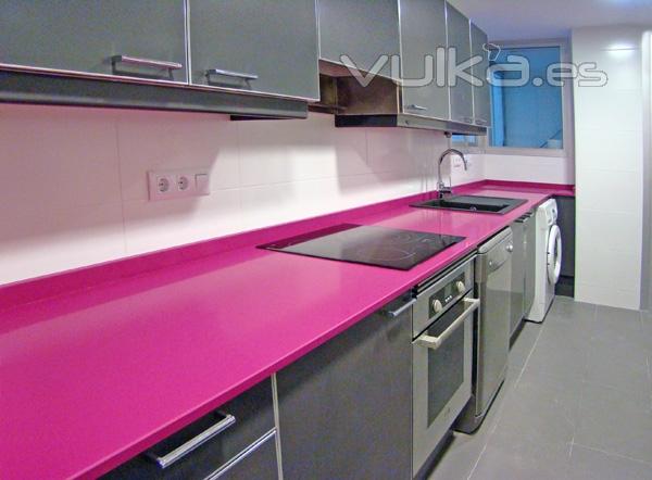 Reforma de cocina moderna color gris y silestone Magenta. Dosidos CB