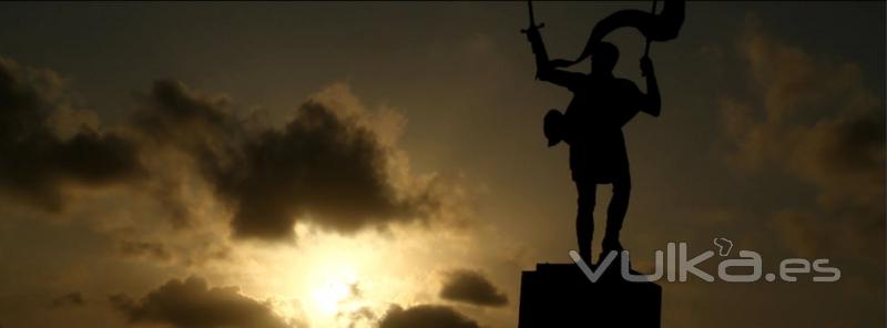 Fotograma del reportaje de Melilla para Fitur 2012, contraluz de la estatua de Estopian