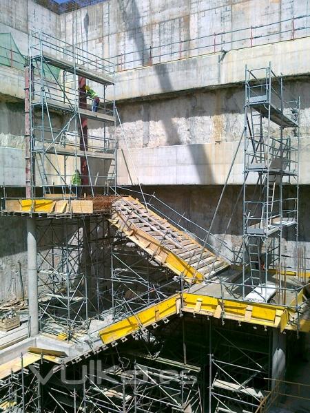 Fabricantes de Encofrados circulares. Encofrado de pilares circulares para forjado de escaleras. 