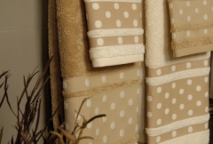 Juego de toallas con bodoques bordados en relieve, 6 piezas, muy amplias.