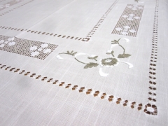 Detalle mantel bordado de mezcla