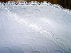 Sabana mas funda de almohada, de mezcla, acabado el embozo ,en ondas detalle