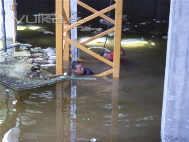 Desmontaje grúa torre Soima SGT 40.10 TL. (sacando los bulones del tramo base en un sótano inundado)