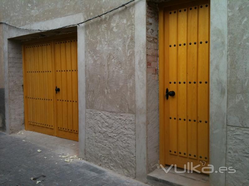 puerta de entrada y cochera de tabla montada