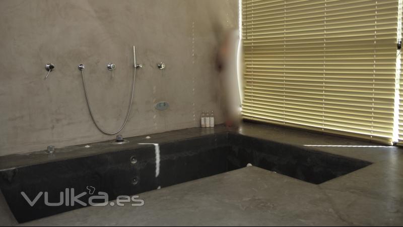 Cemento pulido Mineral Deco aplicado en jacuzzy, suelo y paredes del baño.