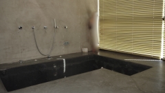 Cemento pulido mineral deco aplicado en jacuzzy, suelo y paredes del bano