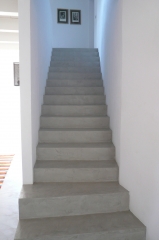 Cemento pulido mineral deco color karonga aplicado en escaleras.