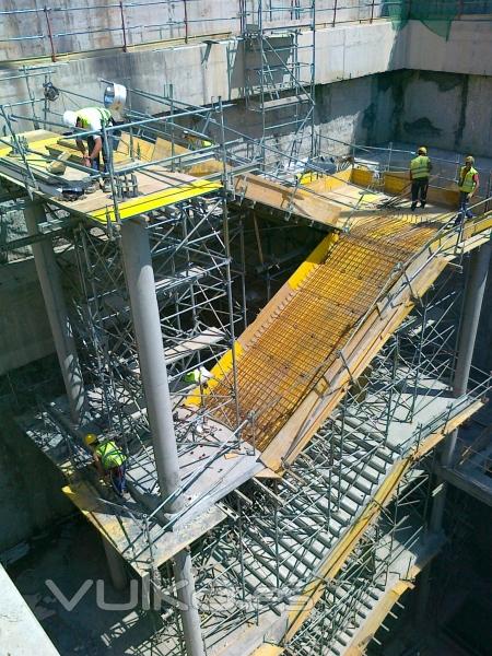 Fabricantes de encofrado. Encofrado y armado de escaleras. Pozo de evacuacin.