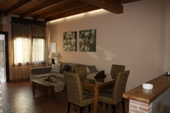 Mesa de comedor para 4 personas extensible a 6 junto a la cocina