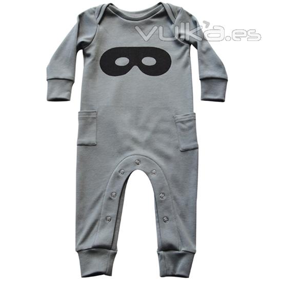 Bodysuit manga larga para beb color gris con estampado antifaz  sper hroe de la marca Beau Loves