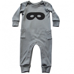 Bodysuit manga larga para bebe color gris con estampado antifaz  super heroe de la marca beau loves