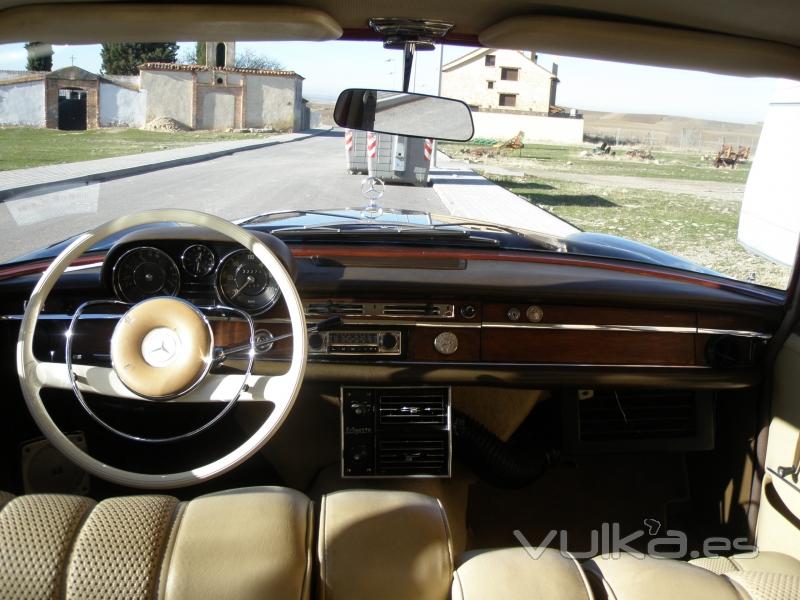 Mercedes 250 S interior