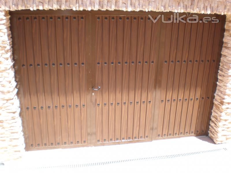 Puertas imitacion madera con clavos decorativos.