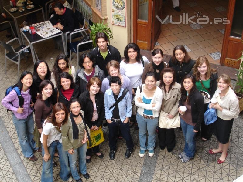 Grupo de estudiantes de espaol en la puerta de la escuela