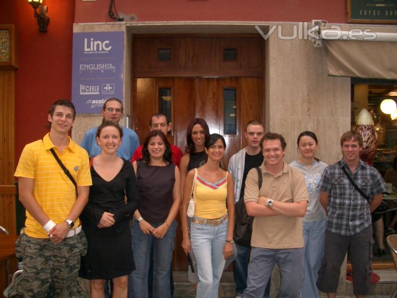 Estudiantes de nuestra escuela de espaol en la puerta de la academia 